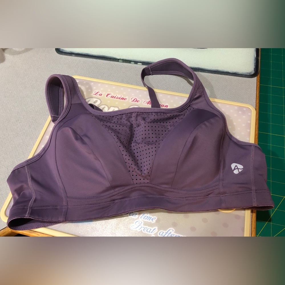 Women's Purple High-Support Sports Bra
Pennington’s
Size 40C
EUC